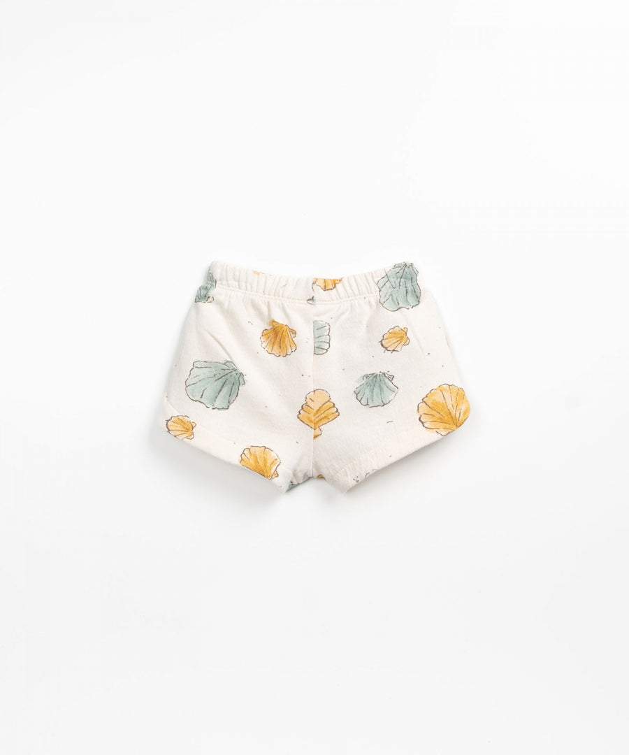 Shorts with shells print